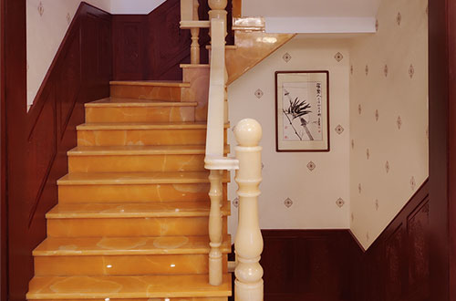汶川中式别墅室内汉白玉石楼梯的定制安装装饰效果